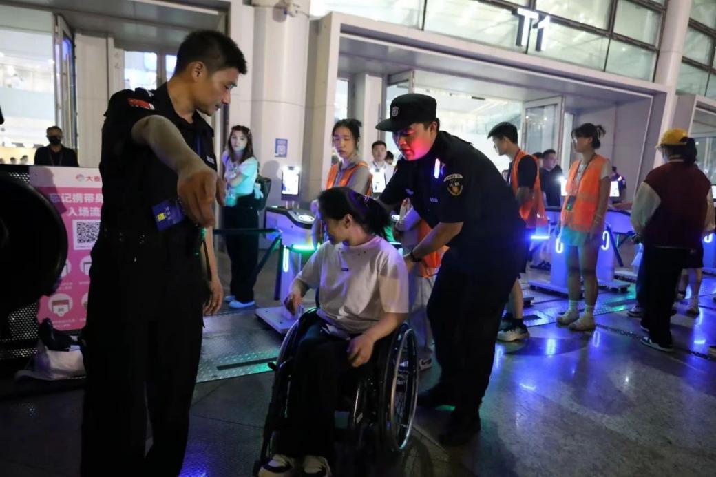 C:/Users/Administrator/Desktop/“安保鐵軍、硬核保障”2024系列報道四十二——南京市保安服務(wù)有限公司成功護航張碧晨「今兒個開心」十周年巡回演唱會南京站安保任務(wù)/5.jpg5