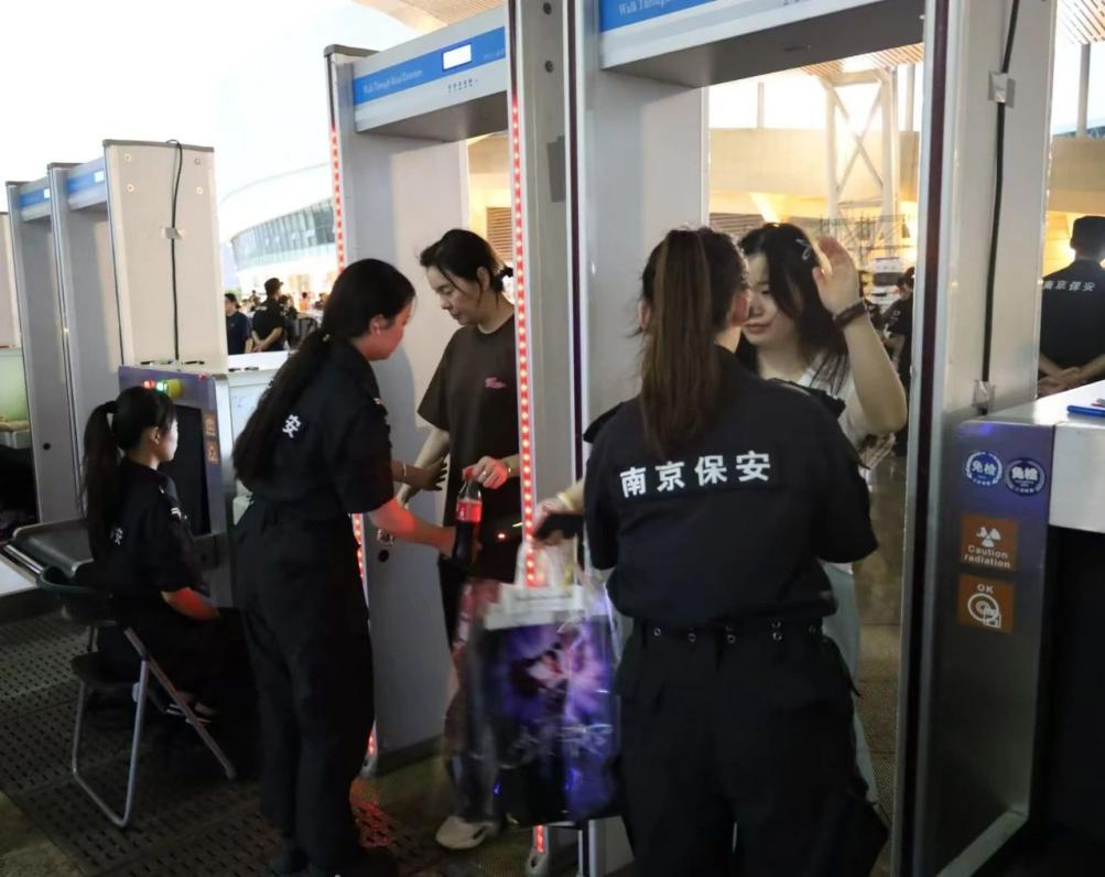 C:/Users/Administrator/Desktop/“安保鐵軍、硬核保障”2024系列報道四十二——南京市保安服務(wù)有限公司成功護航張碧晨「今兒個開心」十周年巡回演唱會南京站安保任務(wù)/2.jpg2